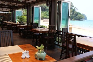 2 间餐厅，供应午餐