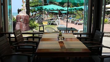 2 restaurantes; se sirven almuerzos