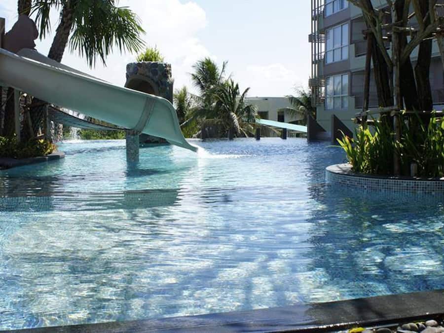 2 udendørs pools, parasoller, liggestole