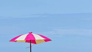 Plage, parasols, serviettes de plage