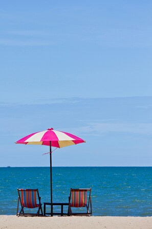 Plage, parasols, serviettes de plage