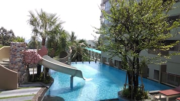 2 udendørs pools, parasoller, liggestole
