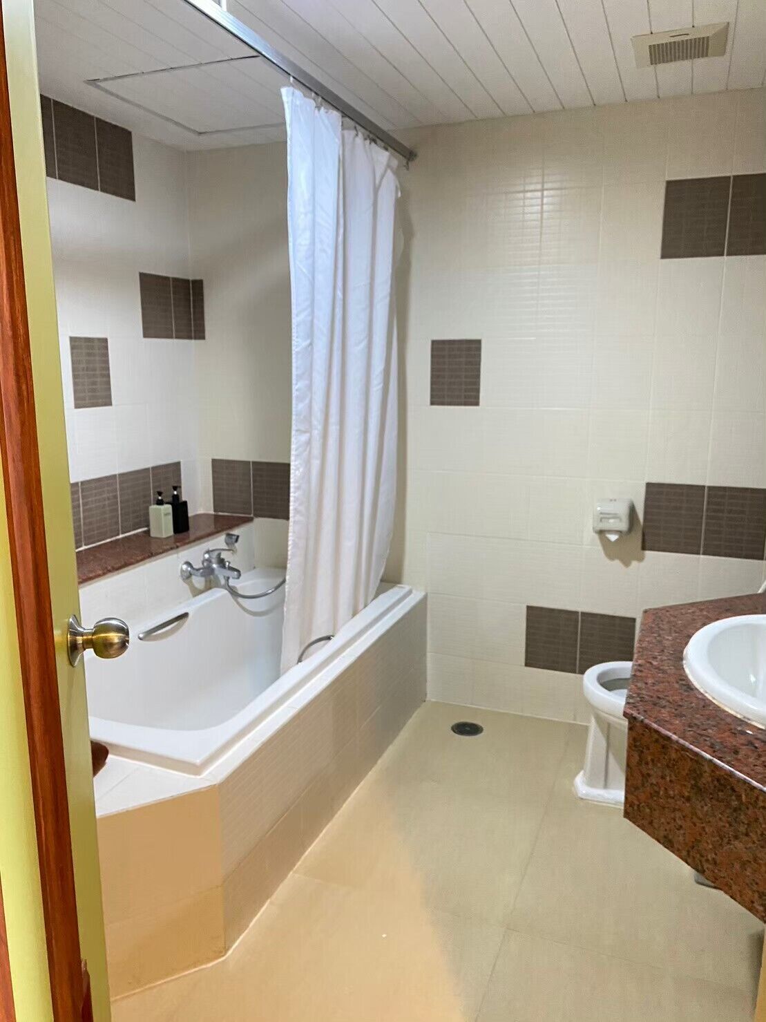 Un baño con bañera, inodoro y lavamanos.