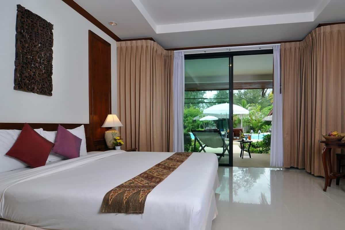 Villa privée, accès à la piscine | Literie de qualité, lit avec matelas à plateau-coussin, minibar