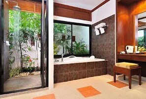 Combinazione doccia/vasca, asciugacapelli, asciugamani