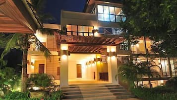 Premium bedding, pillow-top beds, minibar, in-room safe