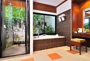 Deluxe Room | Bathroom | Combined shower/tub, hair dryer, towels