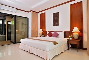 Deluxe Room | Premium bedding, pillowtop beds, minibar, in-room safe