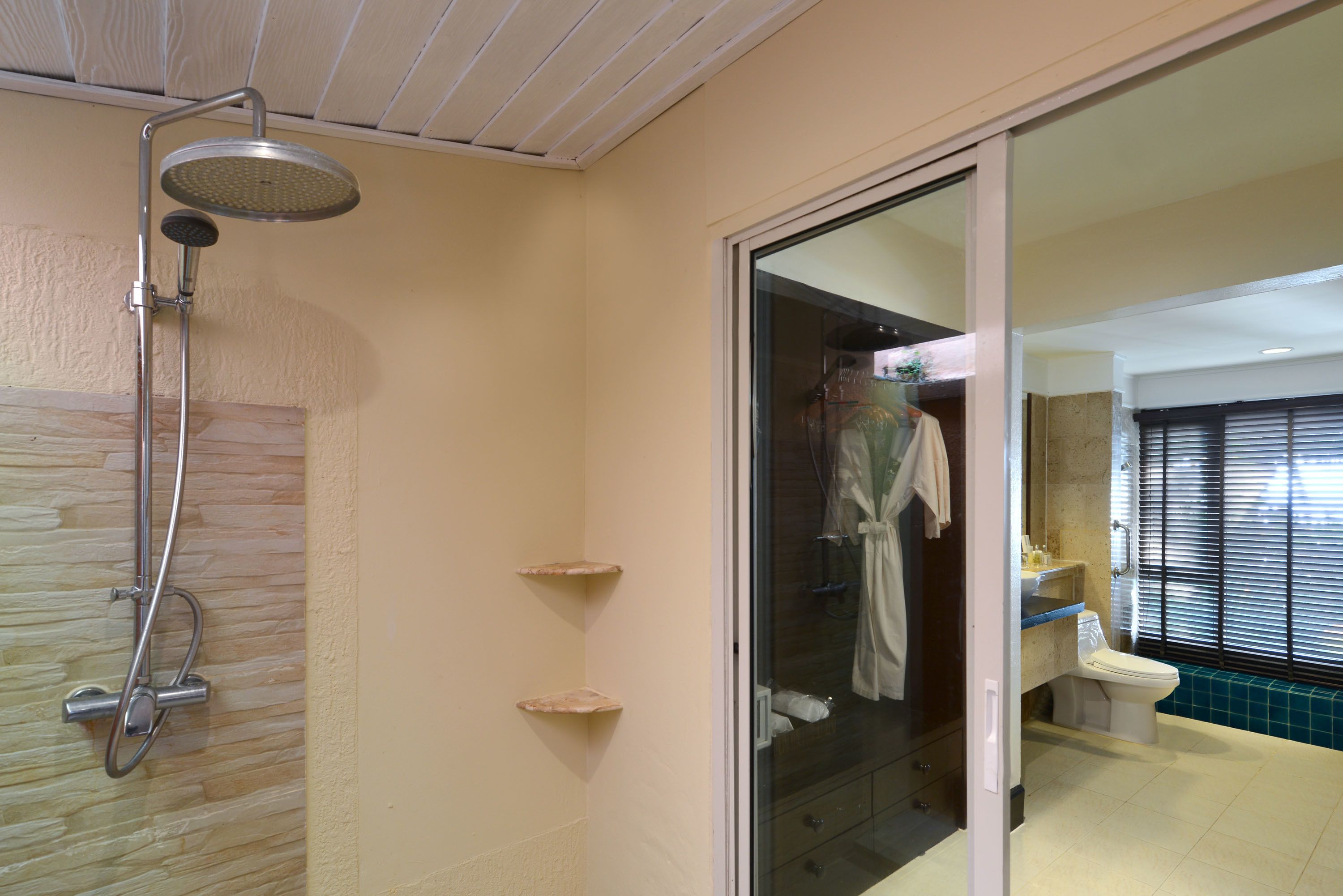 Un baño moderno con cabina de ducha de vidrio, inodoro y lavamanos.