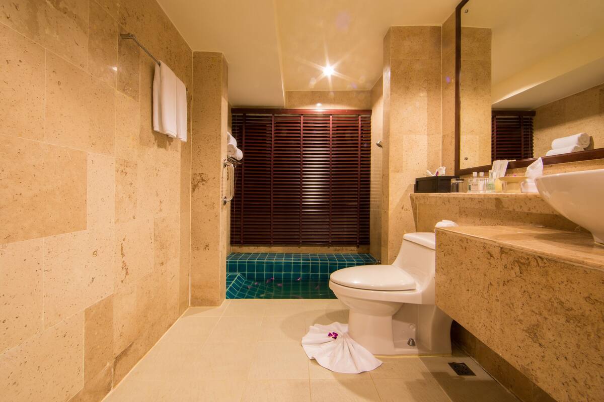 sea view deluxe jacuzzi | bathroom | free toiletries, hair dryer, bathrobes, slippers