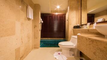 Sea View Deluxe Jacuzzi | Badeværelse | Gratis toiletartikler, hårtørrer, badekåber, hjemmesko