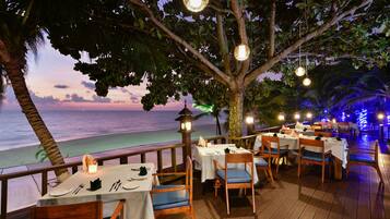 3 restoran, melayani sarapan, makan siang; sajian masakan Thailand