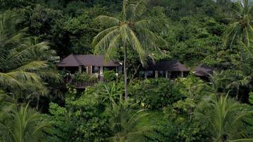 Un resort apartado con varias construcciones rodeado de exuberante vegetación tropical.