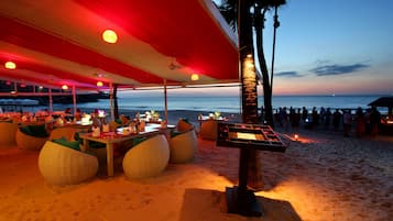 3 restaurantes, se sirven desayunos, comidas, cenas y cocina tailandesa