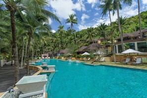 Outdoor pool, pool umbrellas, pool loungers - Andaman White Beach Resort (Sa Khu)