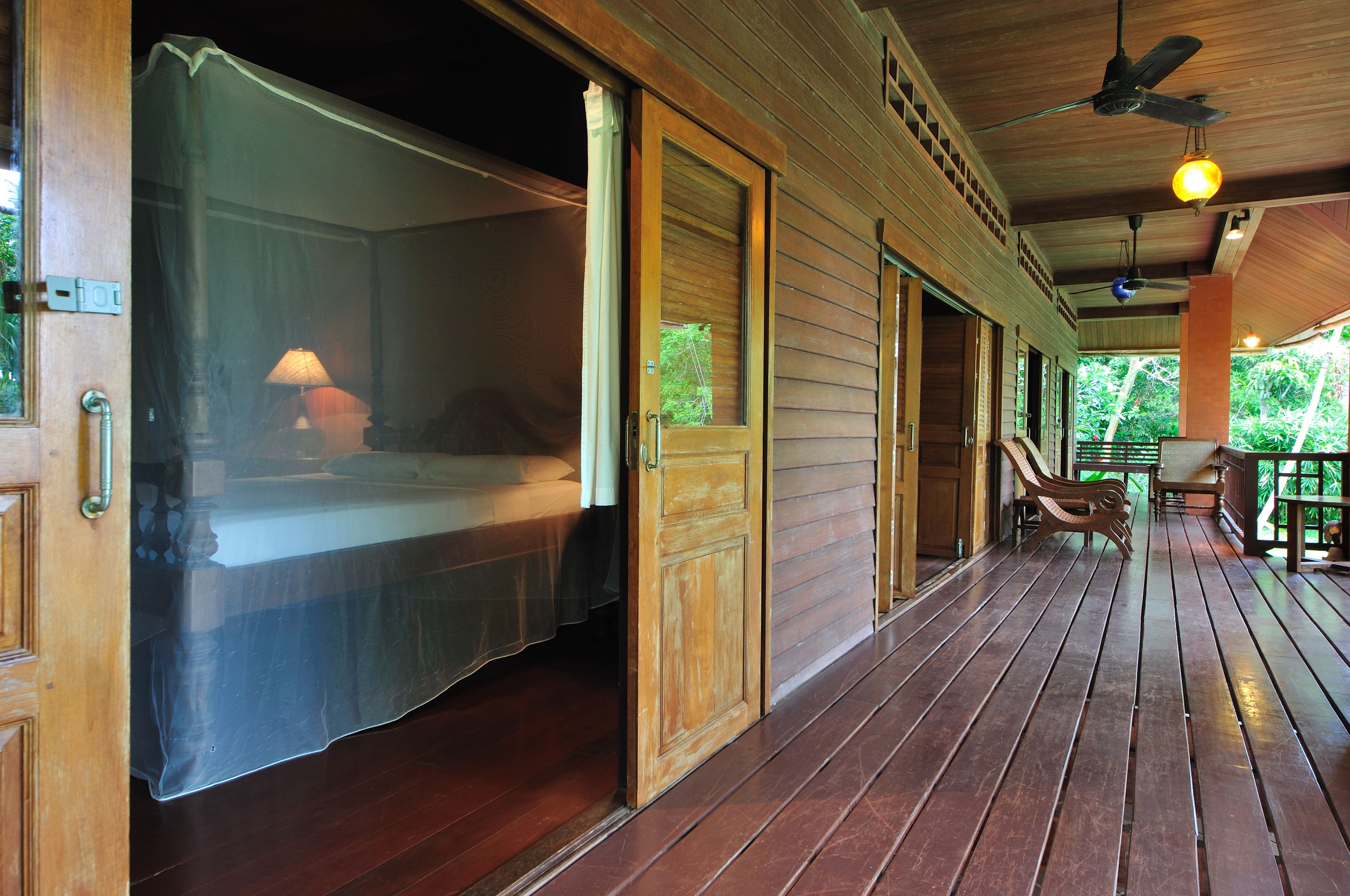 3 Bedroom Baanmai Thai Villa, Free Round-trip Boat Transfer | 客廳 | 壁爐