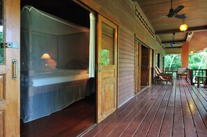 3 Bedroom Baanmai Thai Villa, Free Round-trip Boat Transfer | Living area
