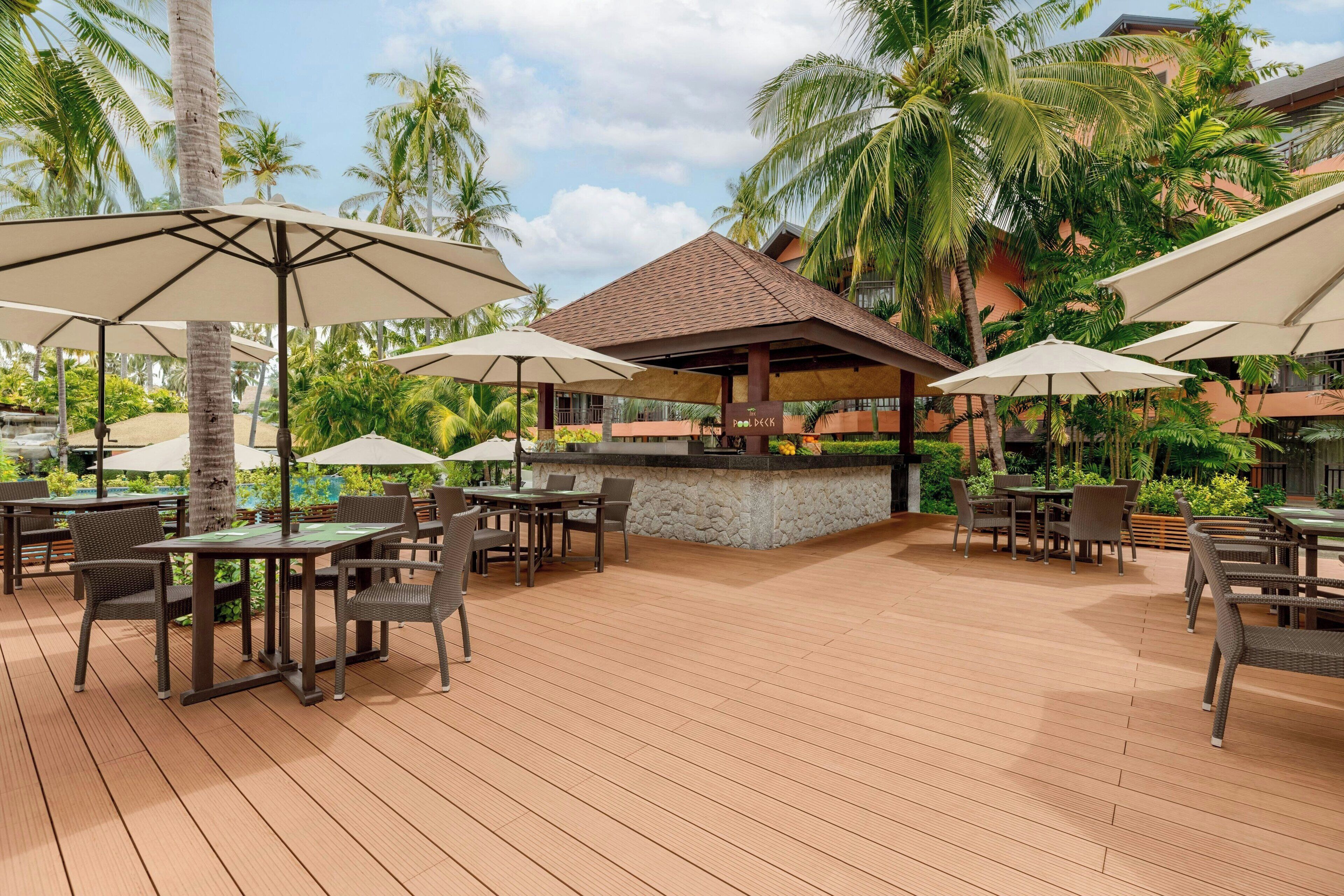 4 outdoor pools, pool umbrellas, pool loungers