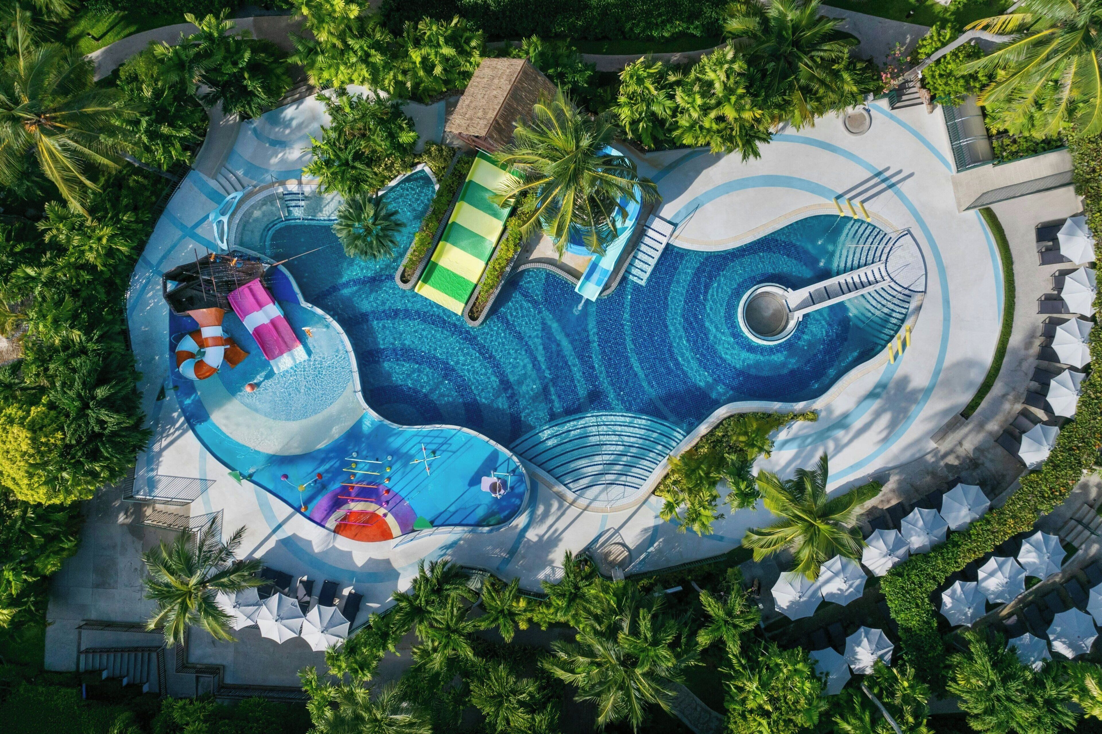 4 piscines extérieures, parasols de plage, chaises longues