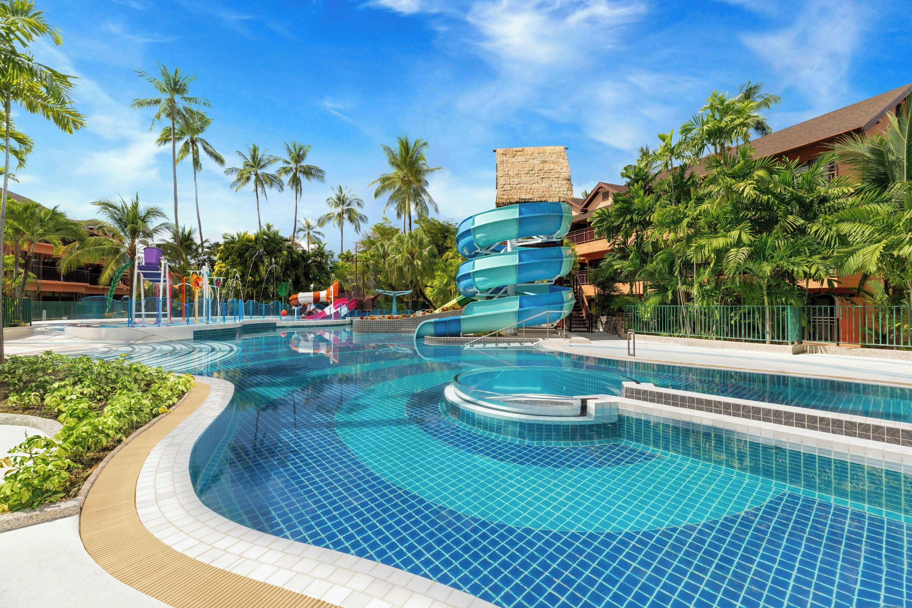 4 室外游泳池，池畔遮阳伞，日光浴躺椅