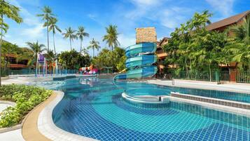 4 albercas al aire libre, sombrillas en la alberca y camastros