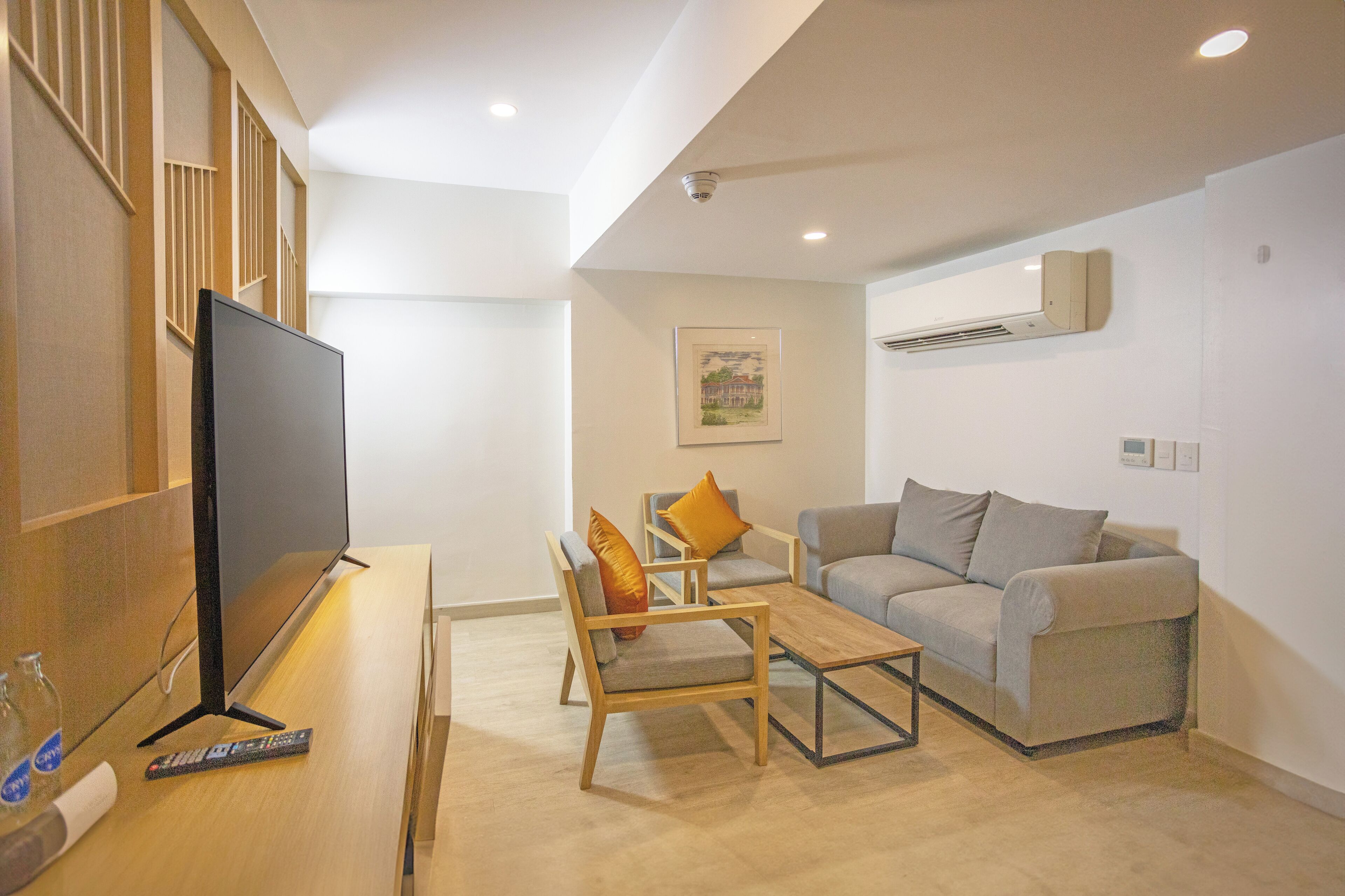 family room, 1 king bed, non smoking | 1 bedroom, down duvets, in-room safe, individually decorated