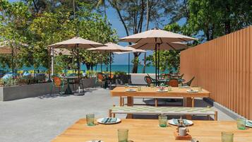 4 restaurants, breakfast, lunch, dinner served; international cuisine