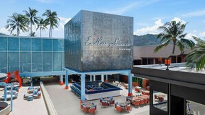 Un edificio moderno con facciata in vetro e un cartello che riporta la scritta "Endless Summer Beach Club".