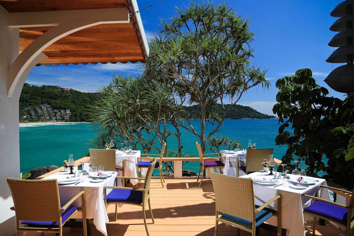 breakfast, lunch, dinner served; sea views