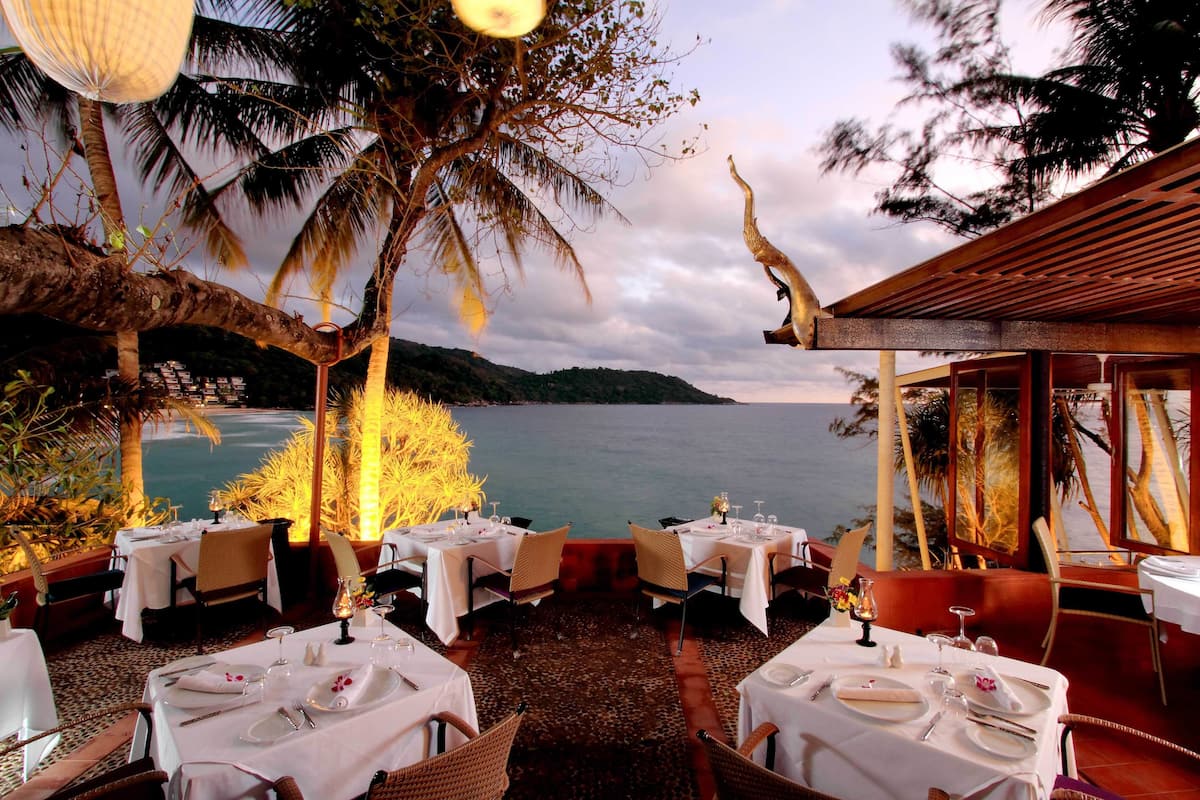 breakfast, lunch, dinner served; sea views
