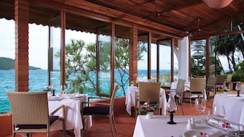 Breakfast, lunch, dinner served; sea views