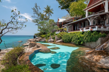 3 室外游泳池,08:00 至 19:00 开放,池畔遮阳伞,日光浴躺椅. Mom Tri's别墅皇家