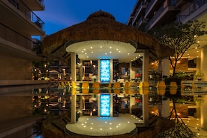 2 Bars/Lounges, Poolbar