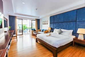 Dobbelt- eller tomannsrom – deluxe, adgang til basseng | Safe på rommet, individuelt dekorert, skrivebord og strykejern/-brett