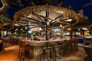 2 bares/lounges, bar ao lado da piscina