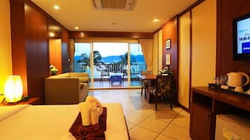 Habitación Deluxe con 1 cama doble o 2 individuales, vistas al mar | Minibar, caja fuerte, escritorio y cortinas opacas