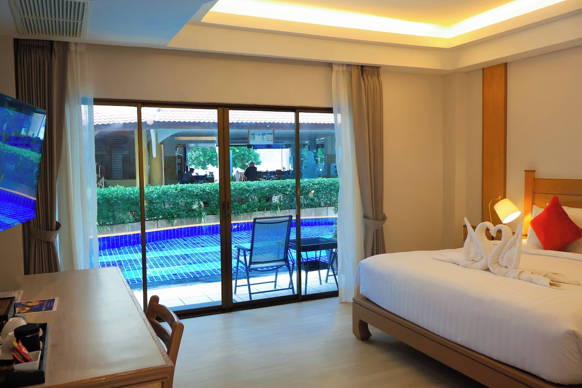Superior Double or Twin Room, Pool Access | Minibar, in-room safe, desk, blackout drapes