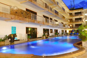 Outdoor pool, pool umbrellas, pool loungers - Baan Boa Resort (Patong)