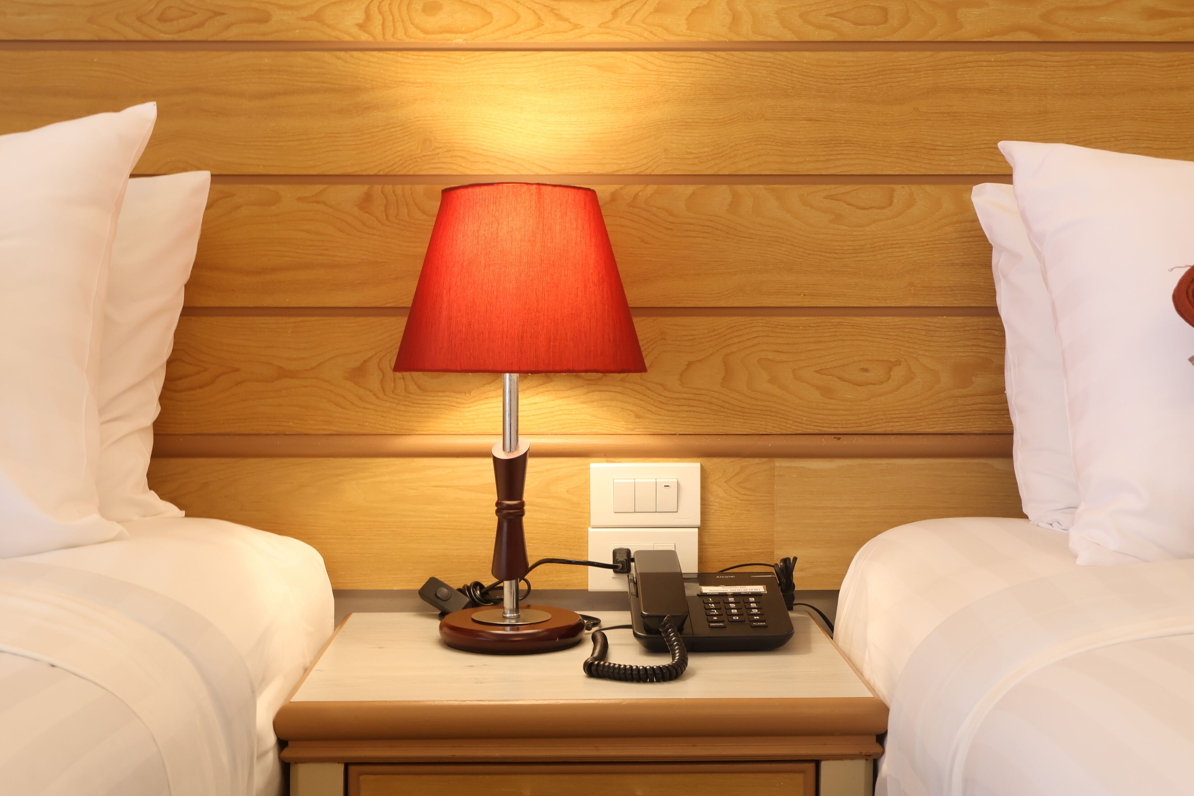 Minibar, caja de seguridad en la habitación y escritorio 