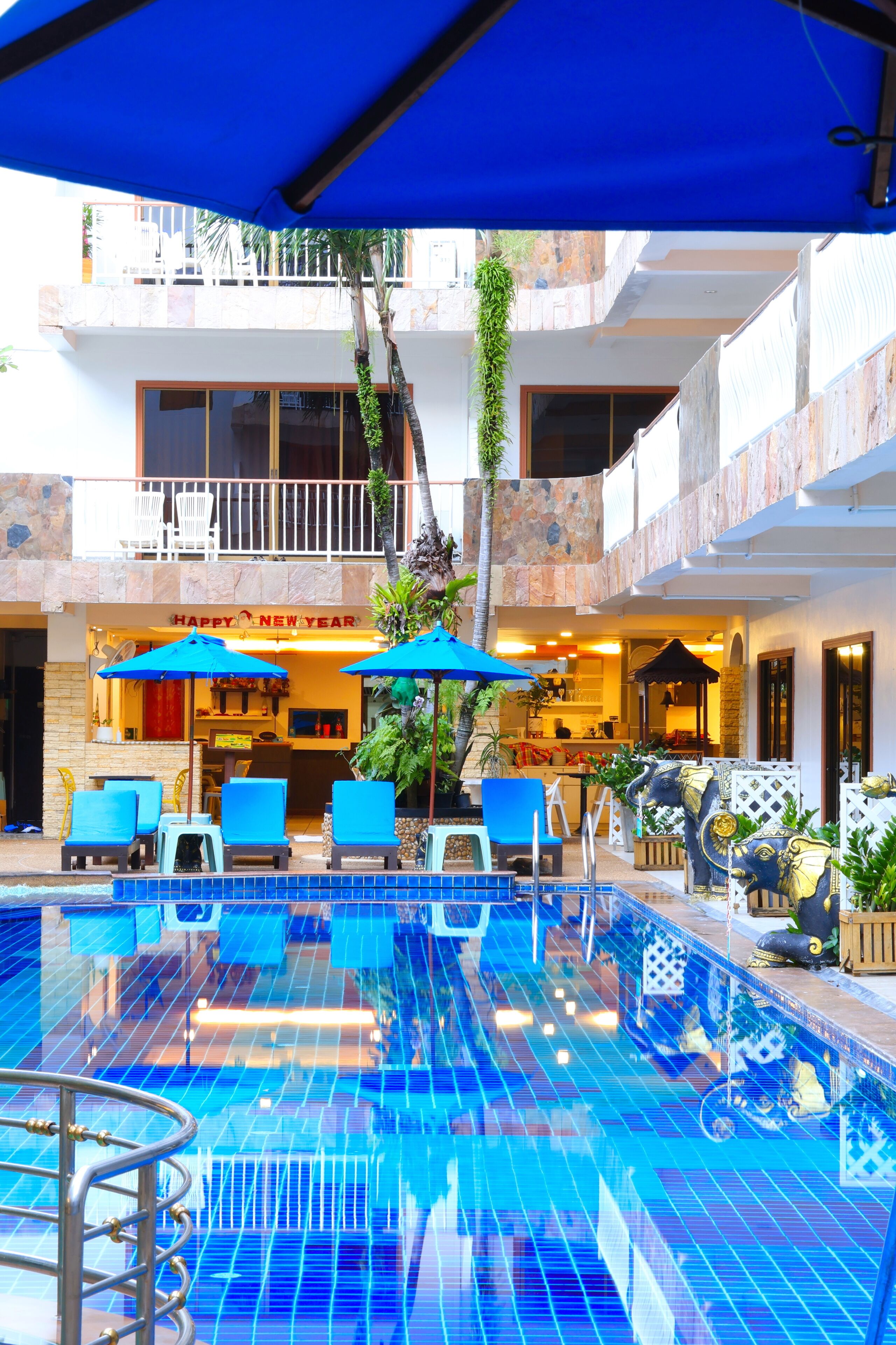 Piscine extérieure, parasols, chaises longues