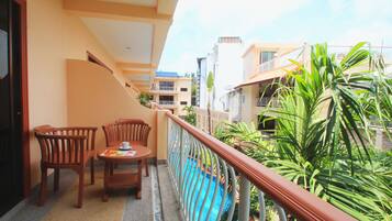 Habitación superior con 1 cama doble o 2 individuales | Minibar, caja fuerte, escritorio y cortinas opacas