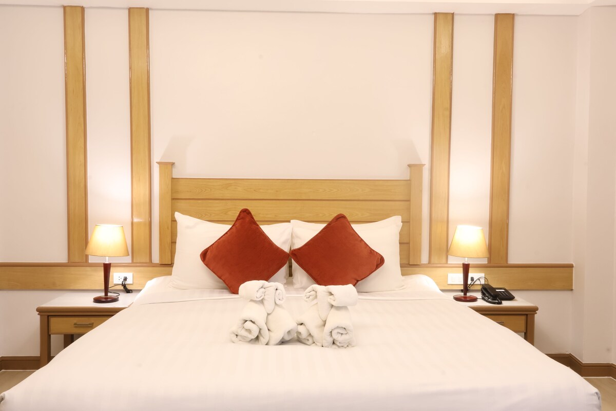 Standard Double Room | Minibar, in-room safe, desk, blackout drapes