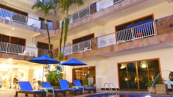 Utomhuspool, parasoller och solstolar