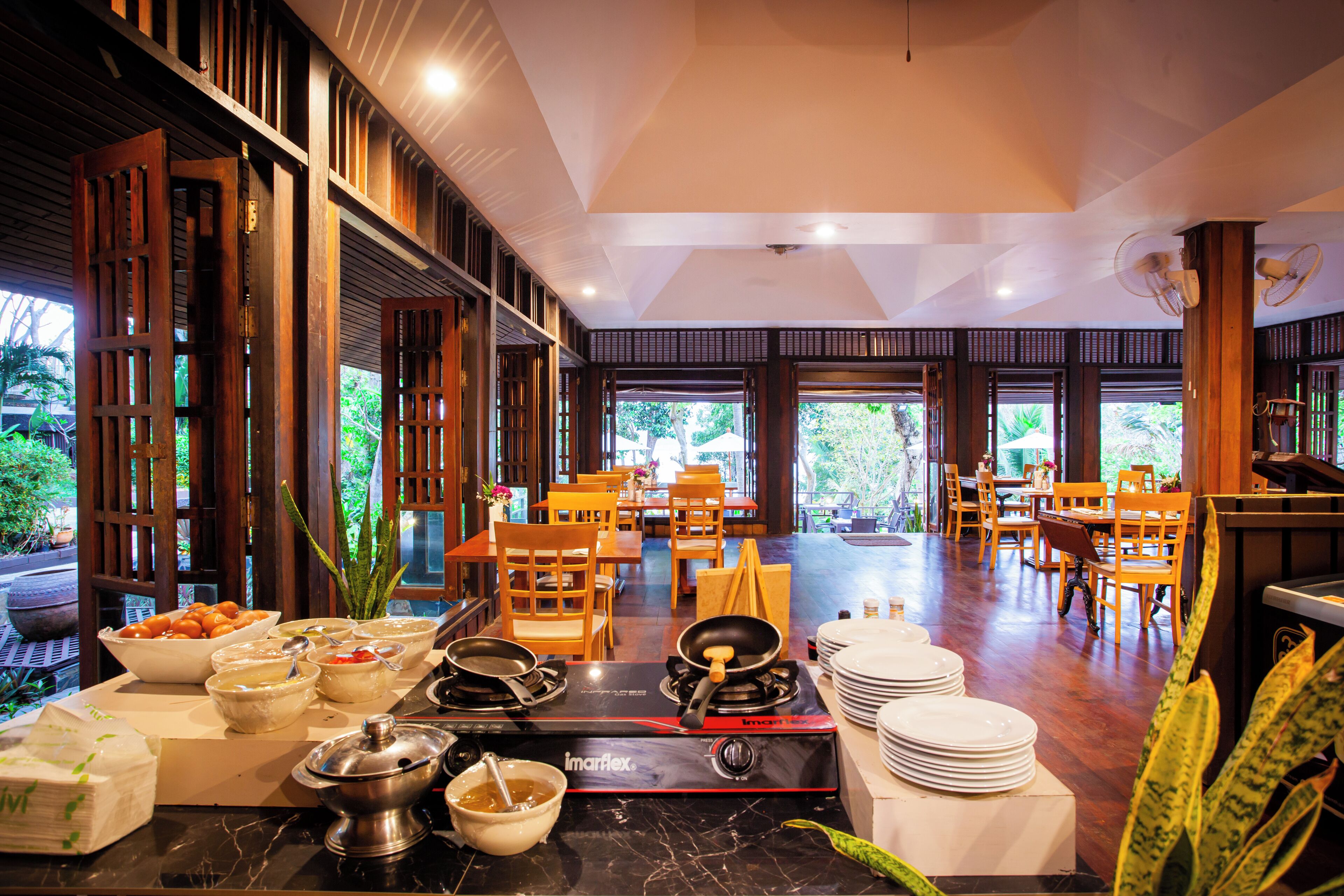 daily buffet breakfast (thb 450 per person)