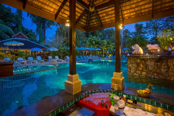 Bar junto a la piscina