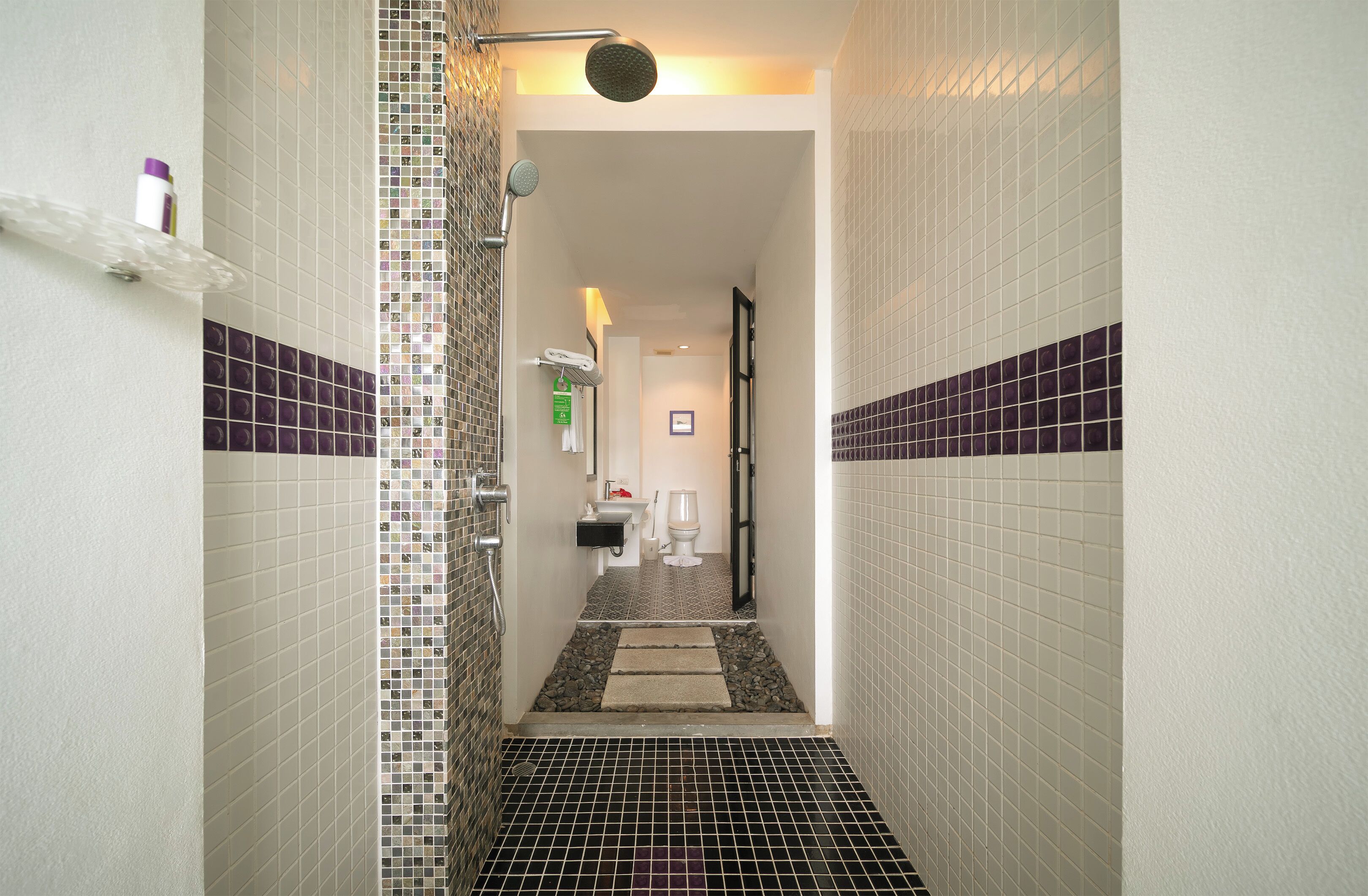 Deluxe-Zimmer, Badewanne, Poolblick | Badezimmer | Kostenlose Toilettenartikel, Haartrockner, Bademäntel, Hausschuhe