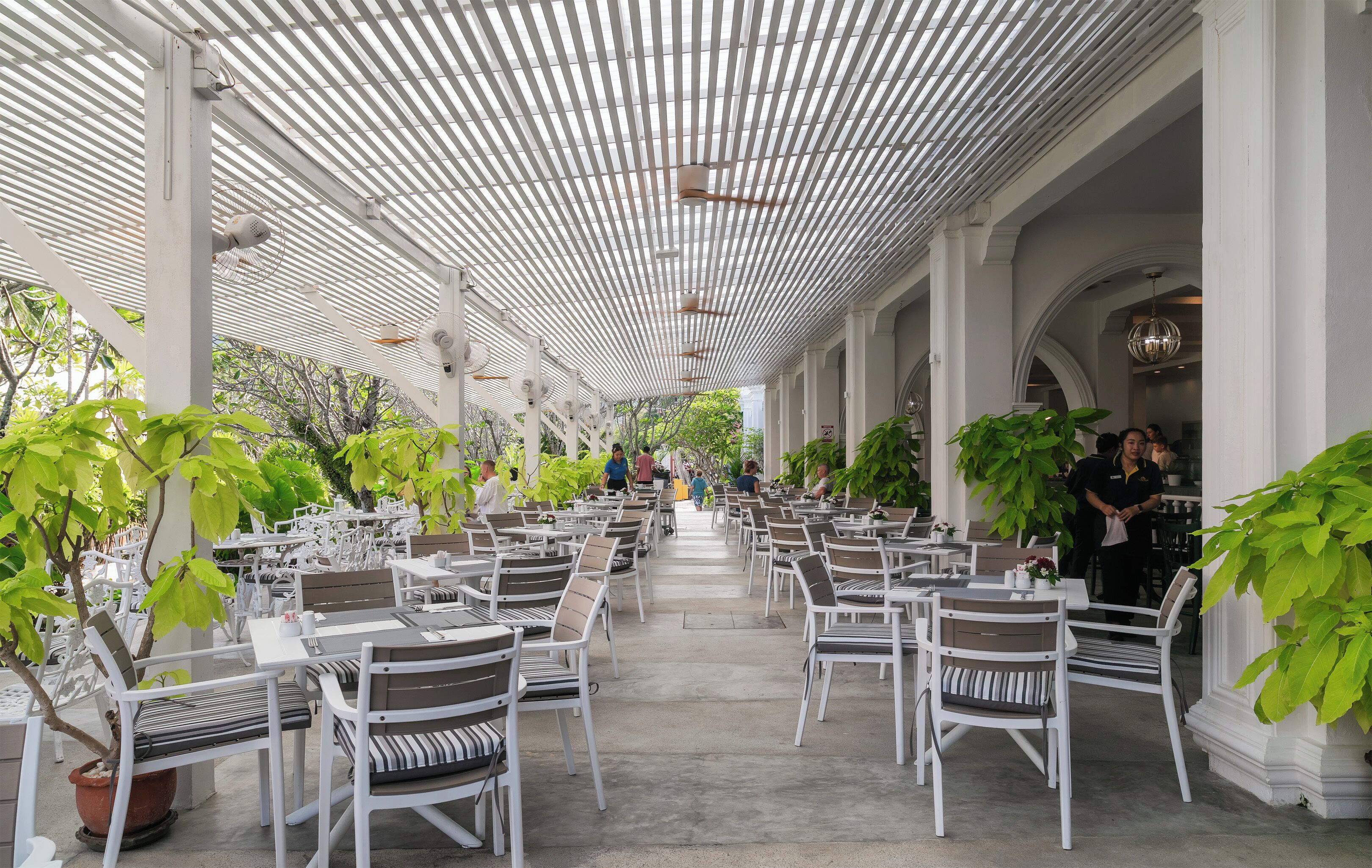 อาหารเช้าแบบบุฟเฟ่ต์ทุกวัน (THB 500 ต่อคน)