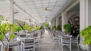 Dagelijks ontbijtbuffet (THB 500 per persoon)