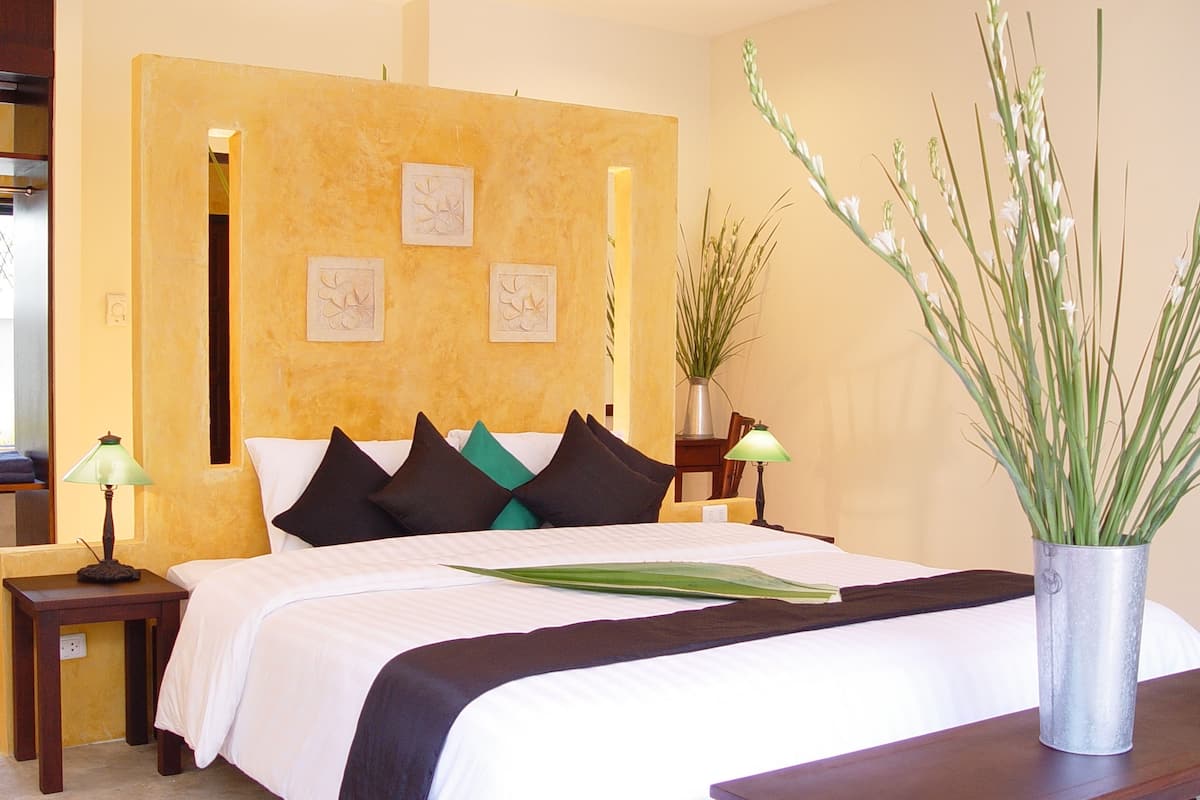 Private Jacuzzi and Bathtub | Minibar, in-room safe, desk, blackout drapes