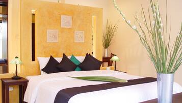 Private Jacuzzi and Bathtub | Minibar, in-room safe, desk, blackout curtains